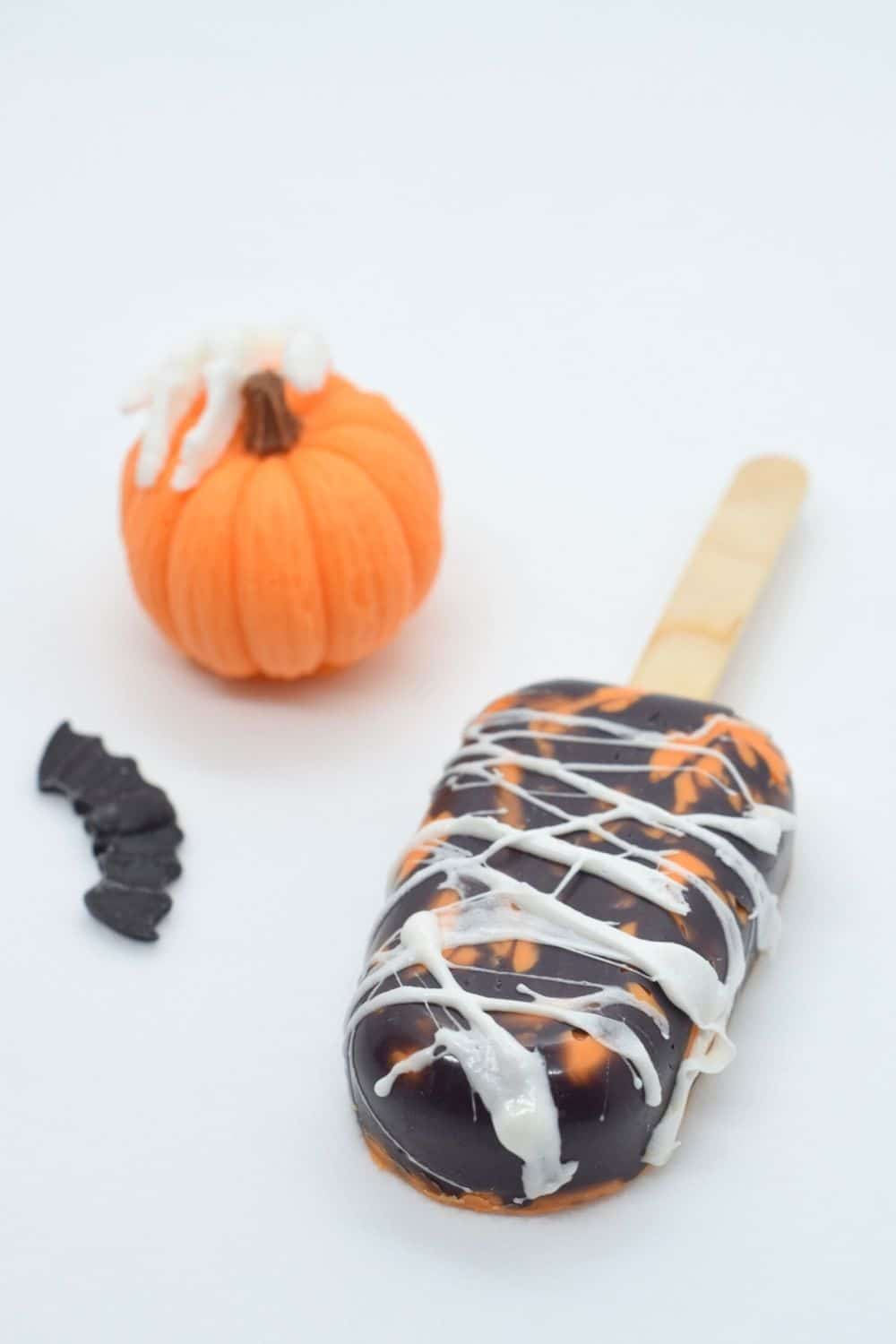Spiderweb marbled orange cakesicles - marshmallow and orange halloween cake pops