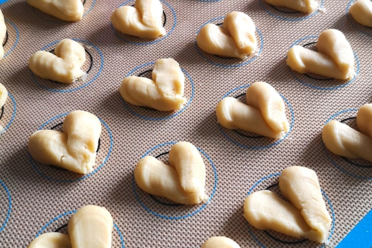 Heart Shape Melting Moment Cookie Dough V Piping