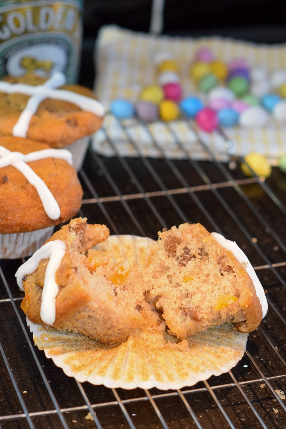 Easy homemade hot cross bun muffins (without yeast) - Easter recipe
