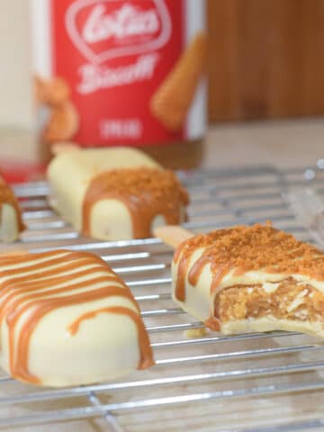 Lotus biscoff cakesicles (biscoff spread cake pop popsicles)