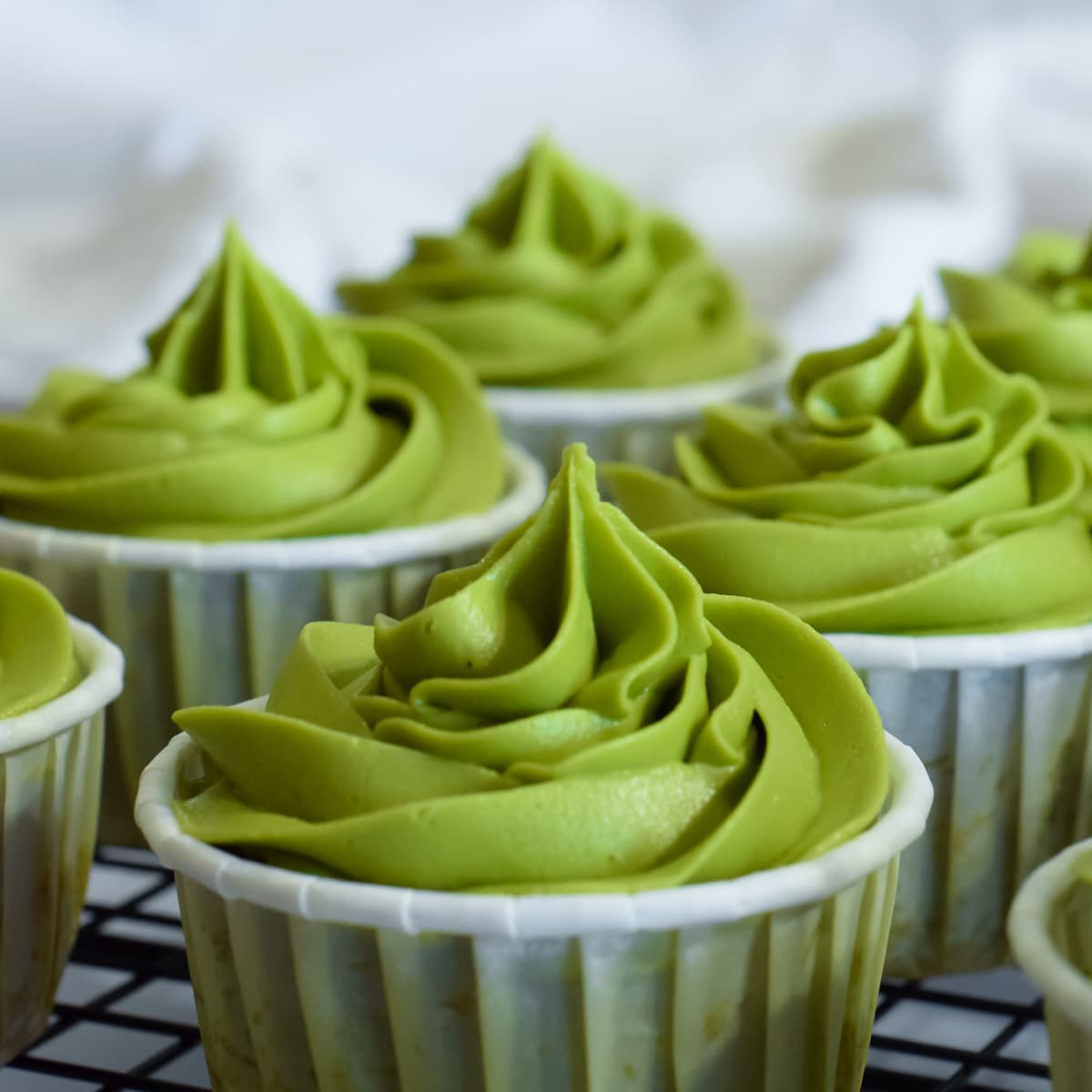 easy matcha green tea buttercream frosting on cupcakes