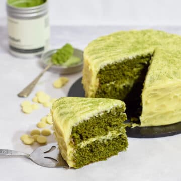 easy matcha green tea cake with white chocolate ganache frosting and matcha powder dusting